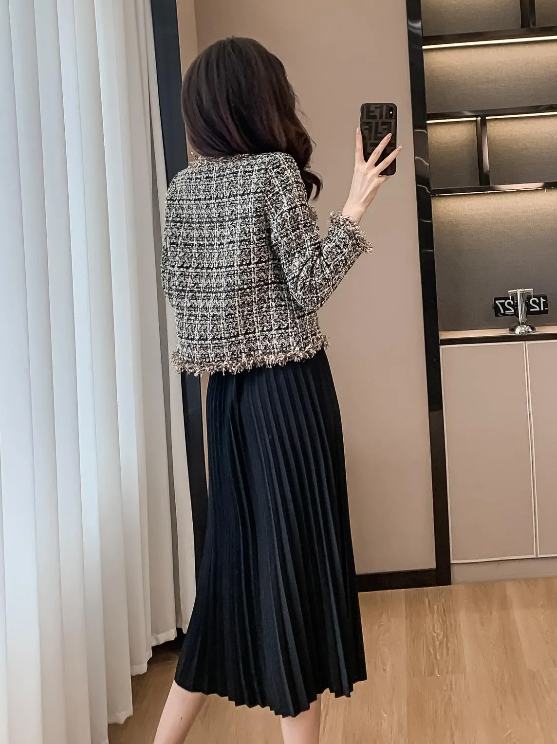 Chic Cropped Wool Blazer Featuring Button-Up Design