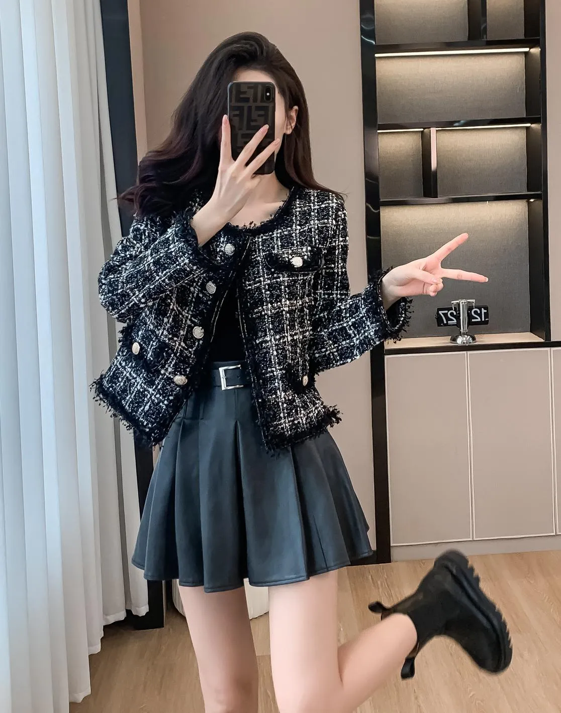 Chic Cropped Wool Blazer Featuring Button-Up Design
