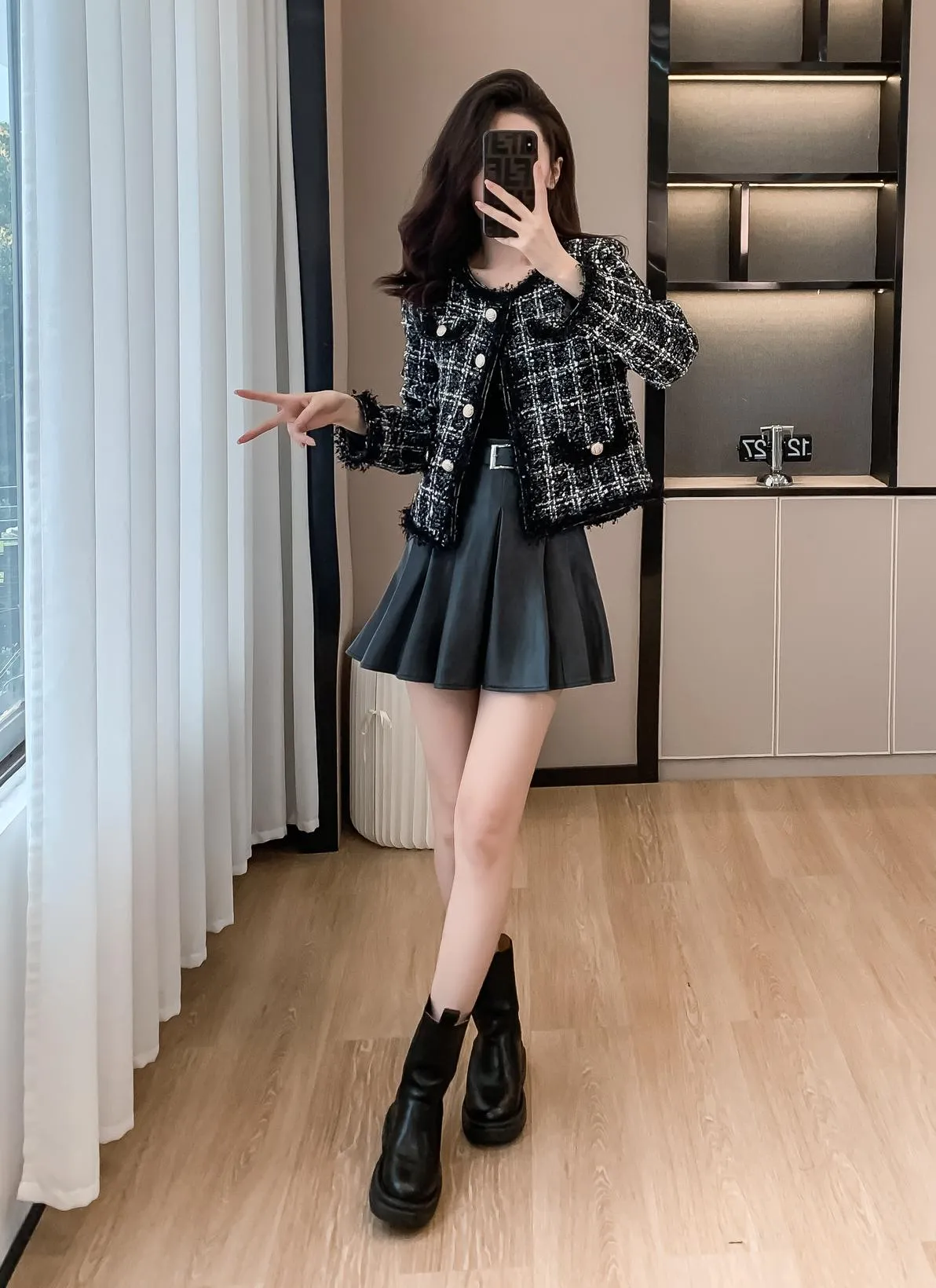 Chic Cropped Wool Blazer Featuring Button-Up Design