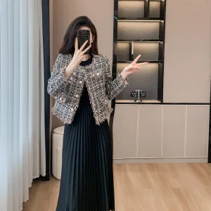 Chic Cropped Wool Blazer Featuring Button-Up Design