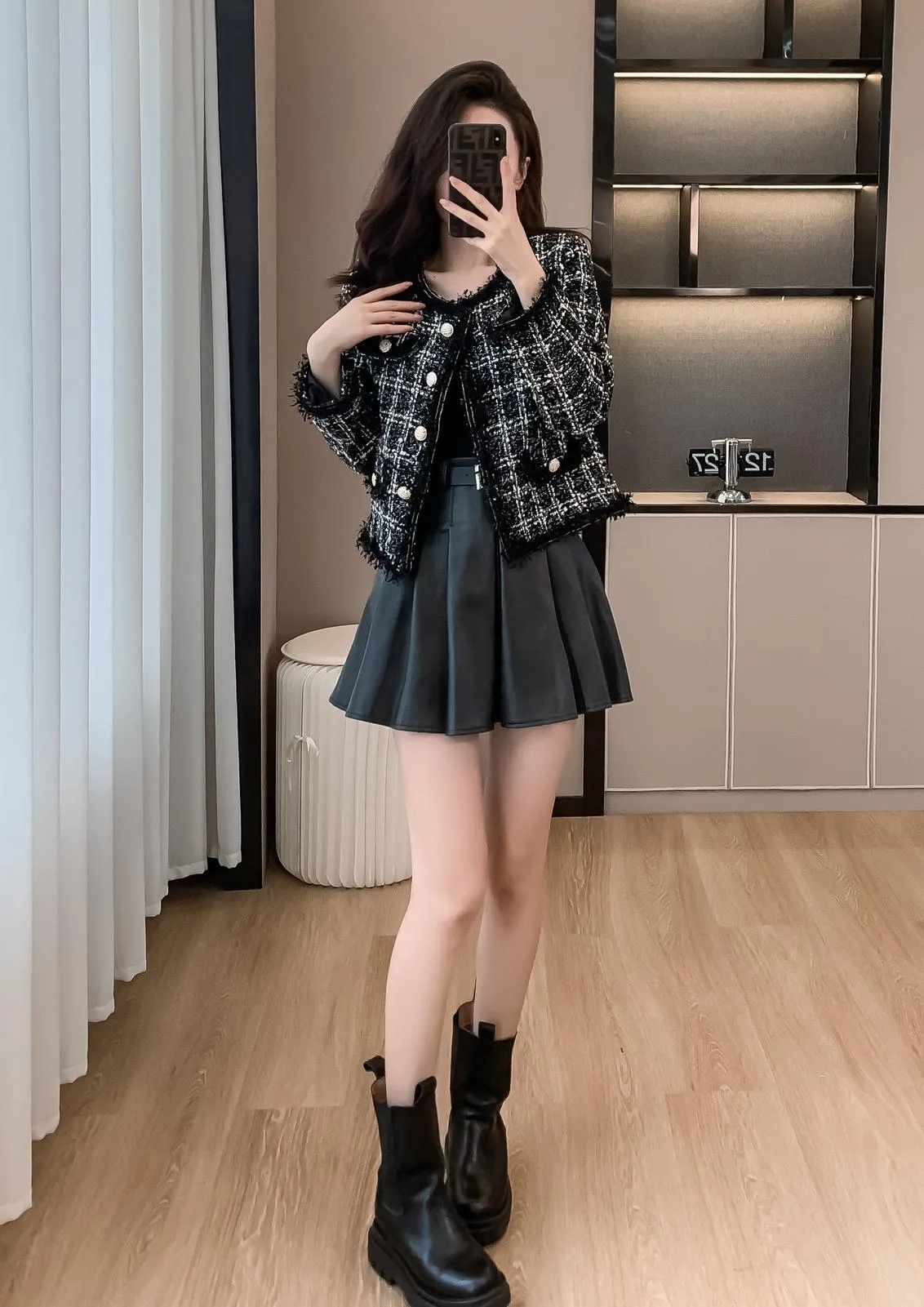 Chic Cropped Wool Blazer Featuring Button-Up Design