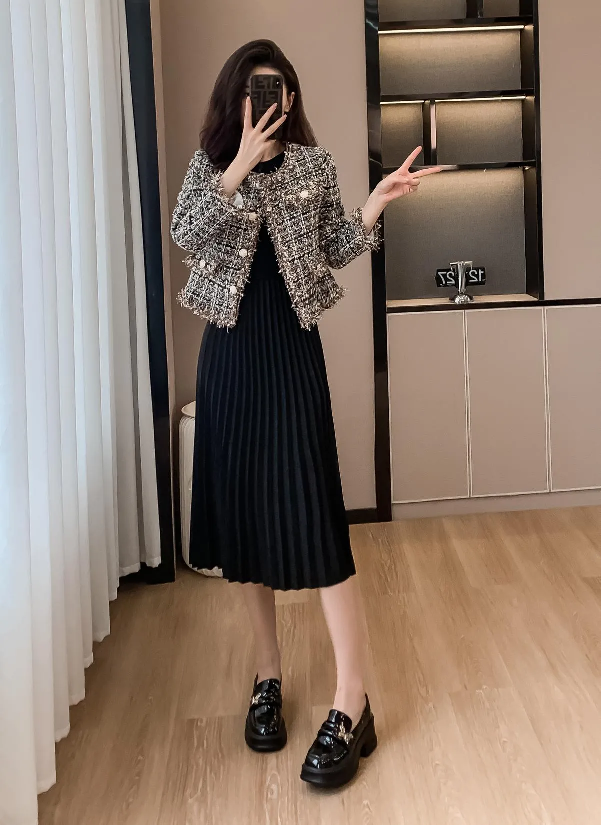 Chic Cropped Wool Blazer Featuring Button-Up Design