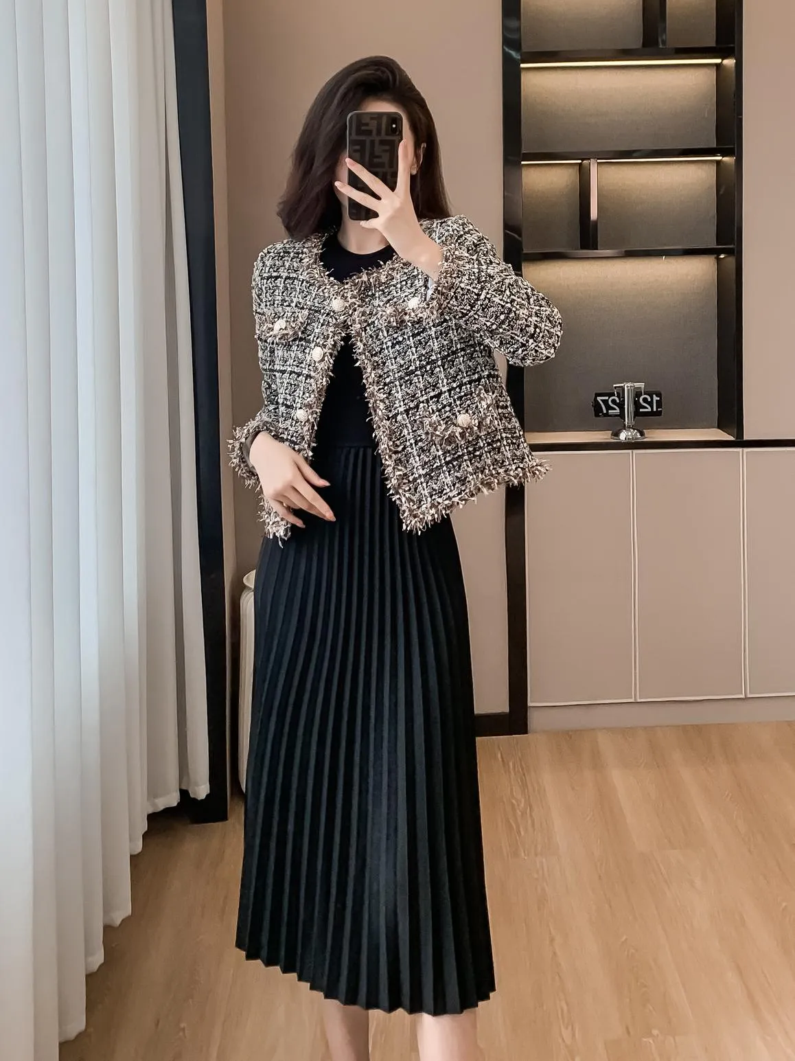 Chic Cropped Wool Blazer Featuring Button-Up Design