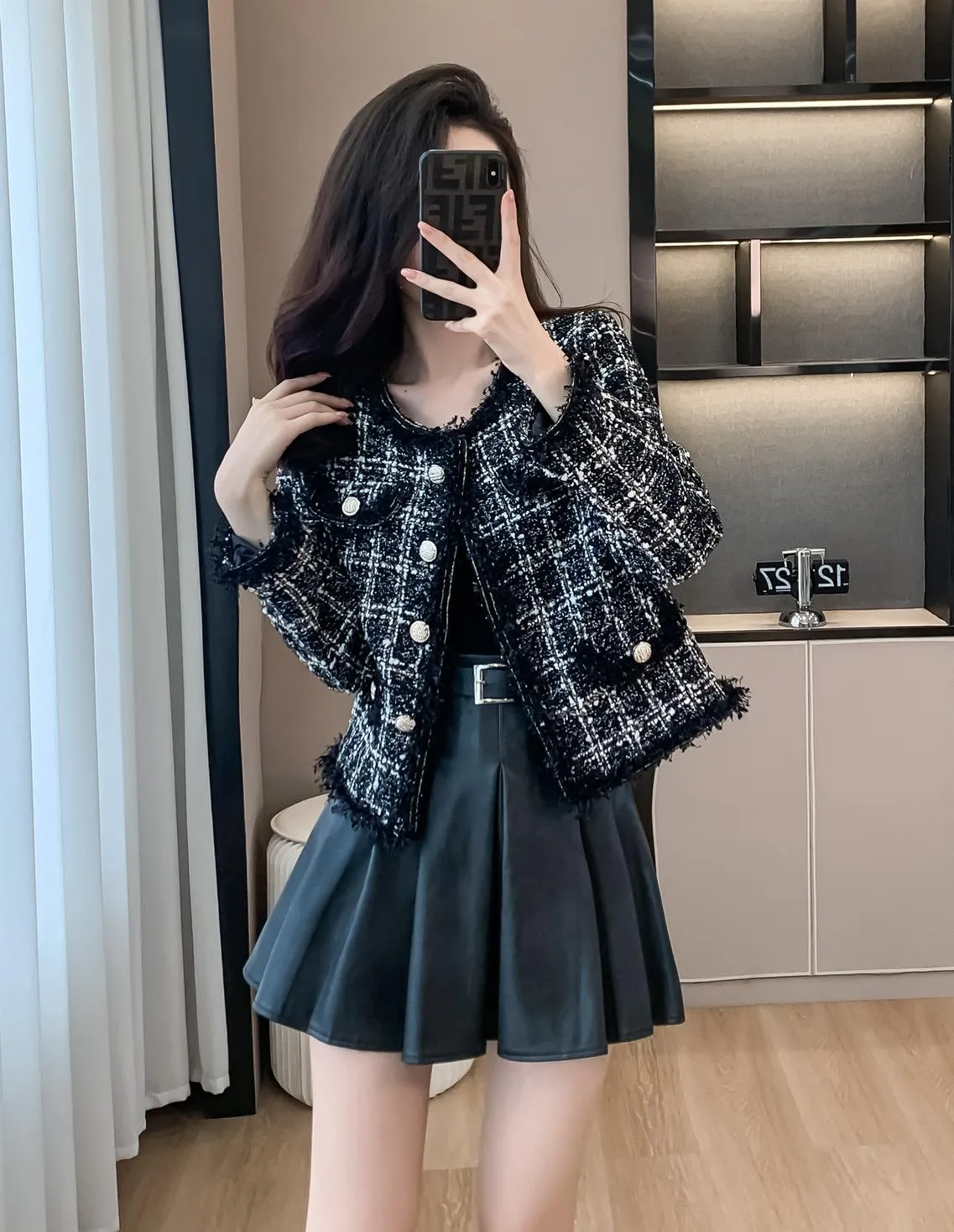 Chic Cropped Wool Blazer Featuring Button-Up Design