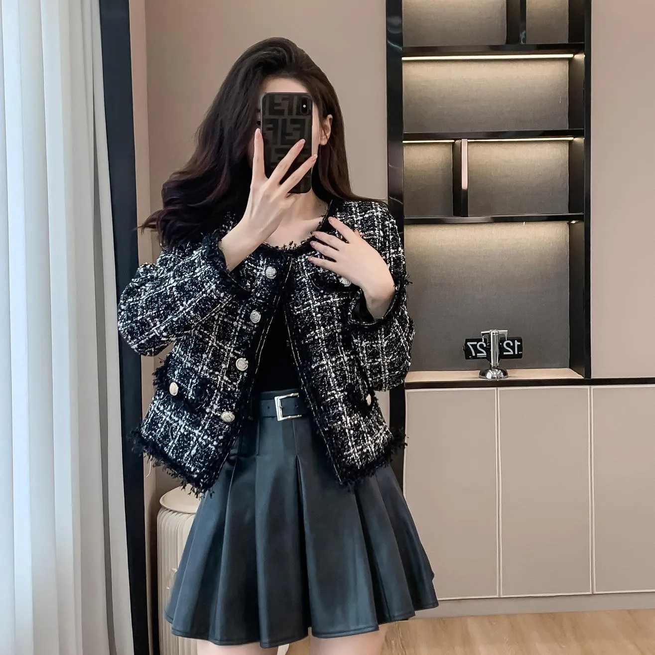 Chic Cropped Wool Blazer Featuring Button-Up Design