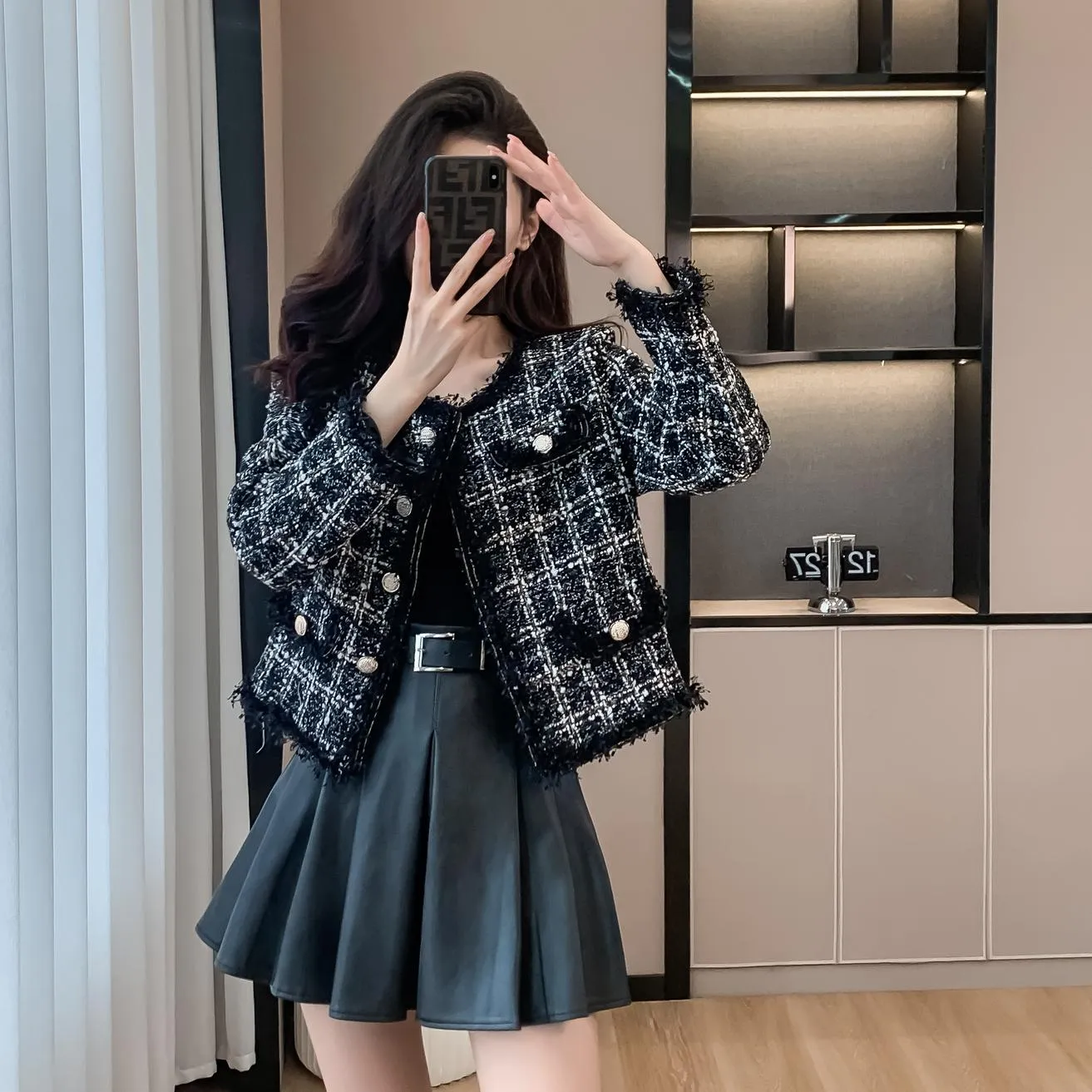 Chic Cropped Wool Blazer Featuring Button-Up Design