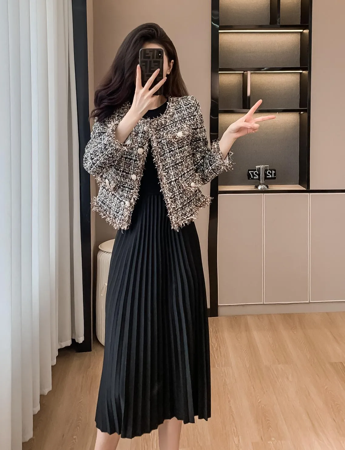 Chic Cropped Wool Blazer Featuring Button-Up Design