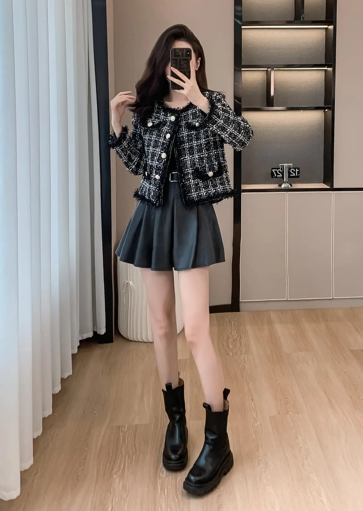 Chic Cropped Wool Blazer Featuring Button-Up Design