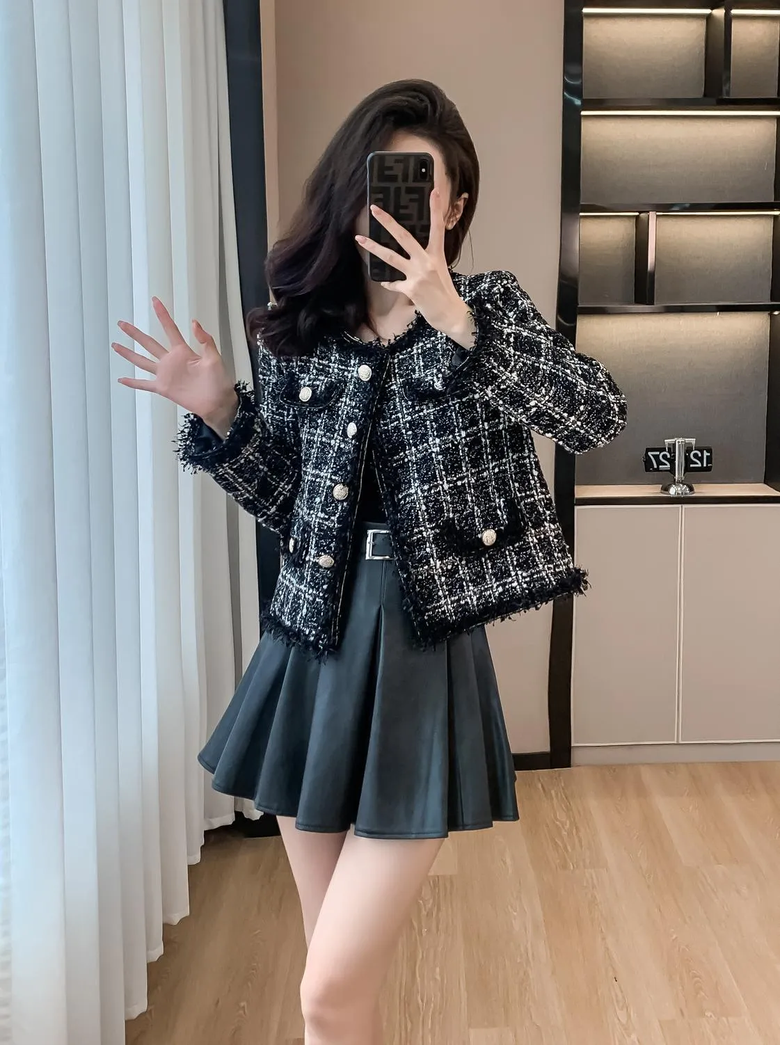 Chic Cropped Wool Blazer Featuring Button-Up Design