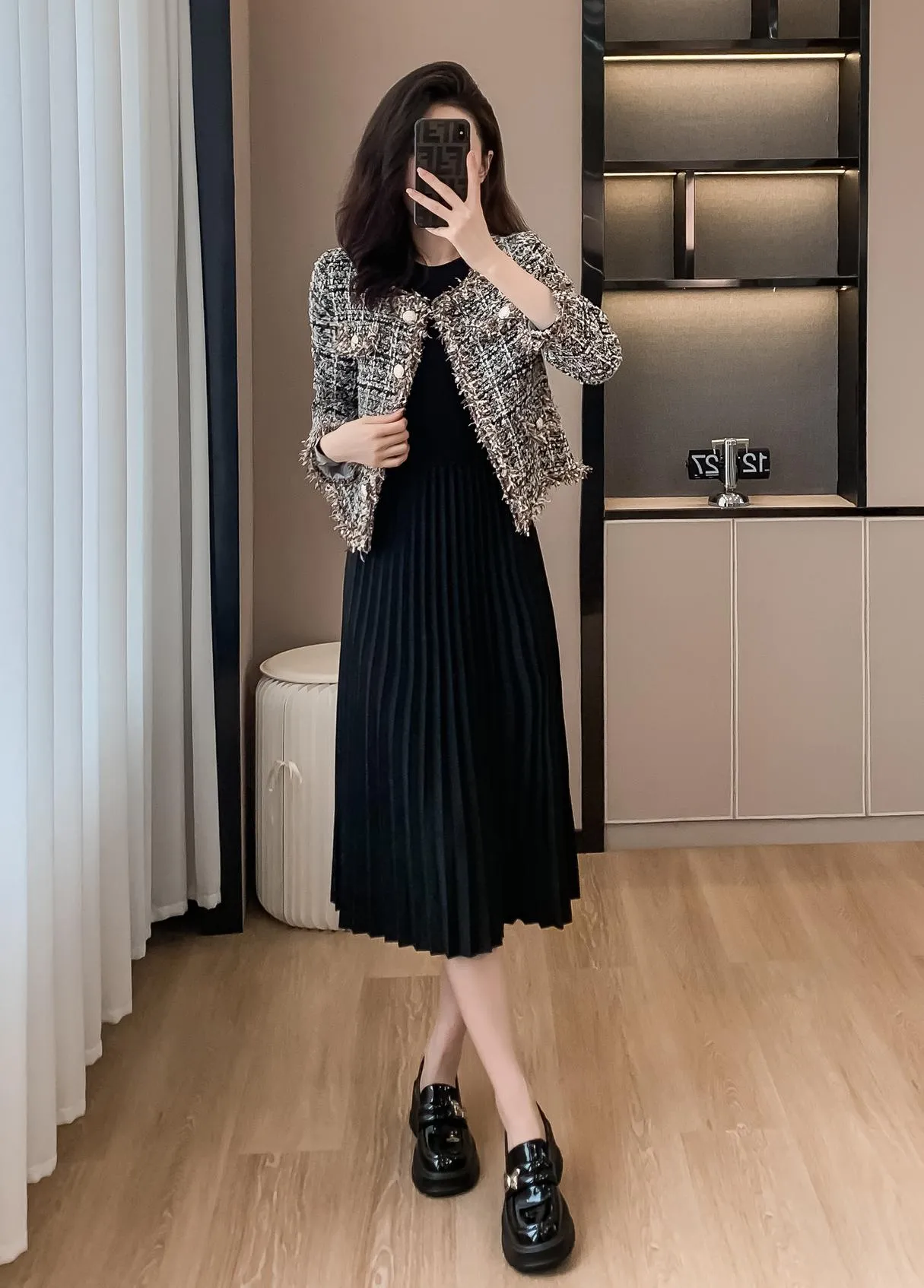 Chic Cropped Wool Blazer Featuring Button-Up Design