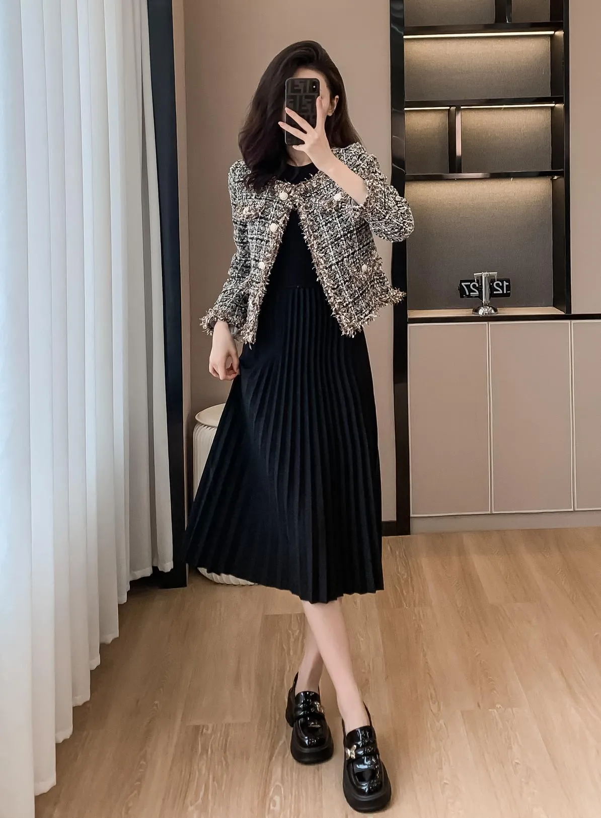 Chic Cropped Wool Blazer Featuring Button-Up Design