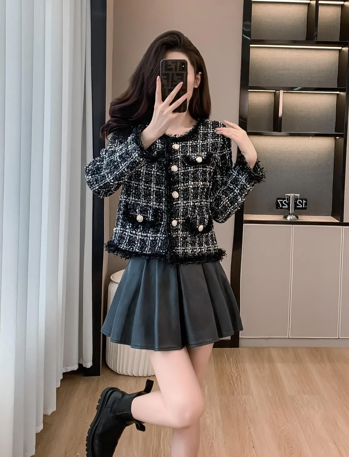 Chic Cropped Wool Blazer Featuring Button-Up Design