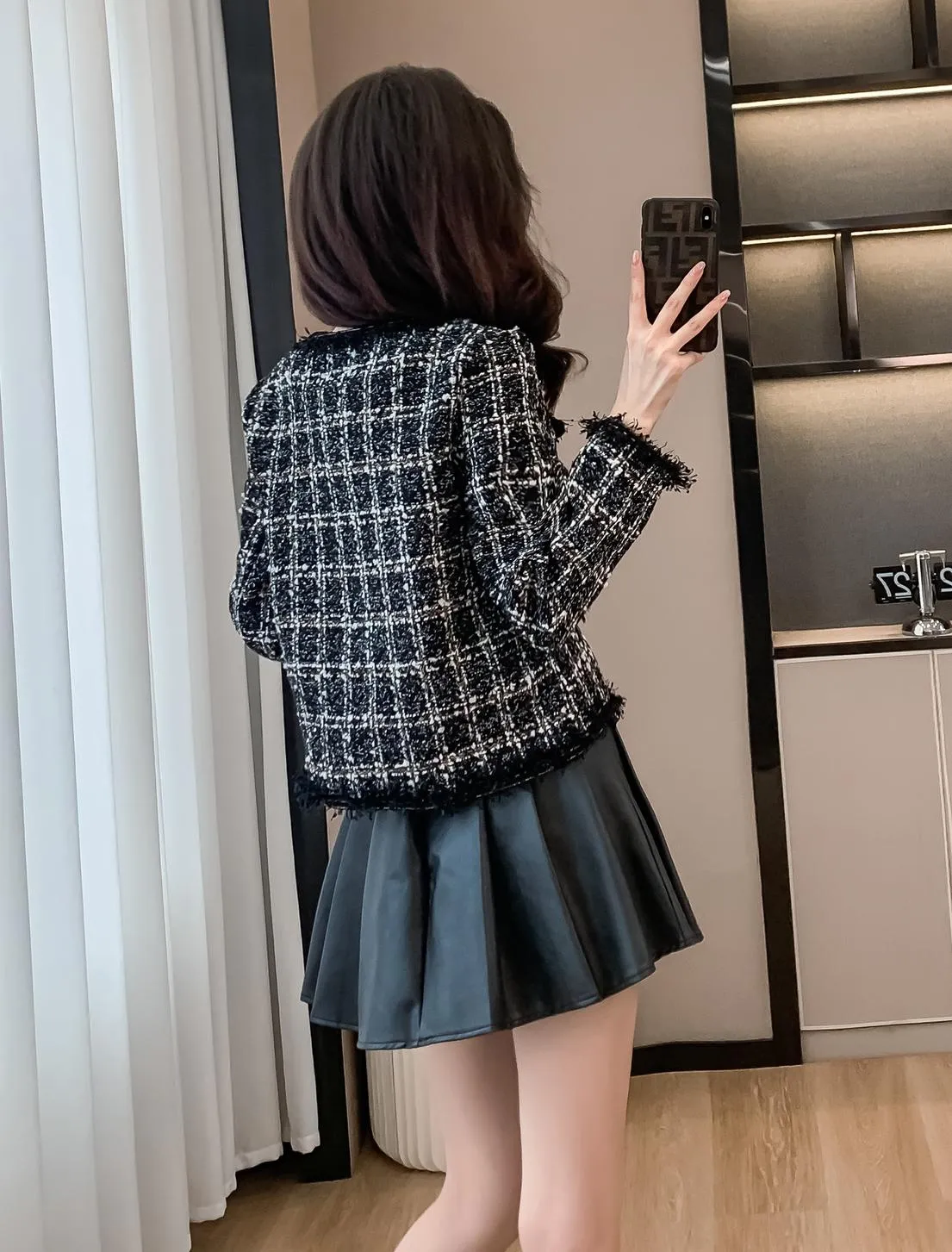 Chic Cropped Wool Blazer Featuring Button-Up Design