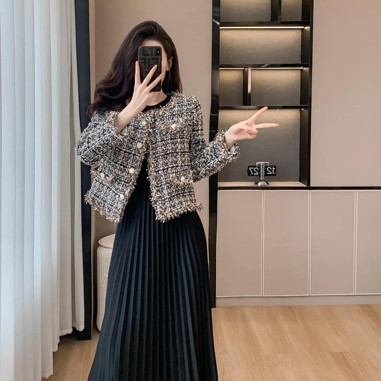Chic Cropped Wool Blazer Featuring Button-Up Design