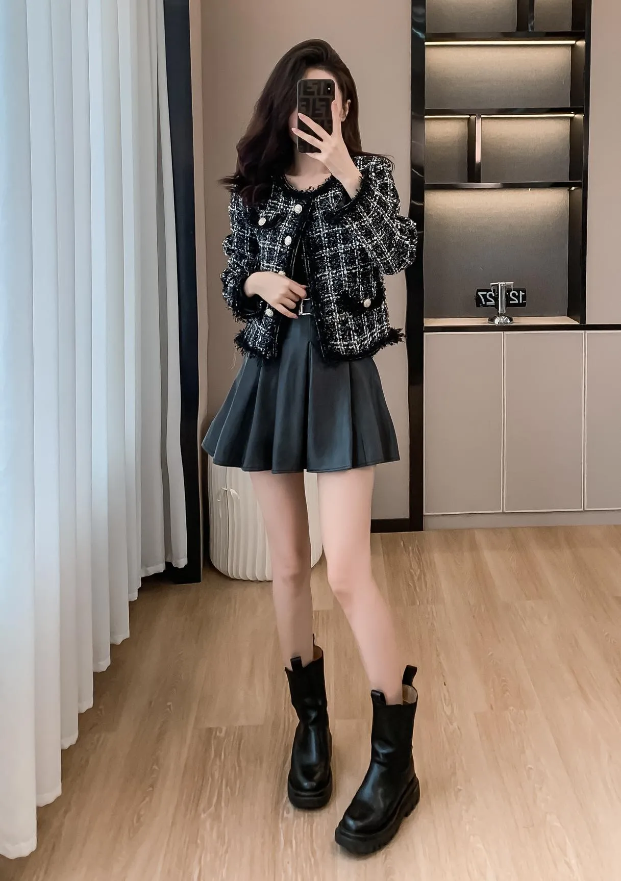 Chic Cropped Wool Blazer Featuring Button-Up Design