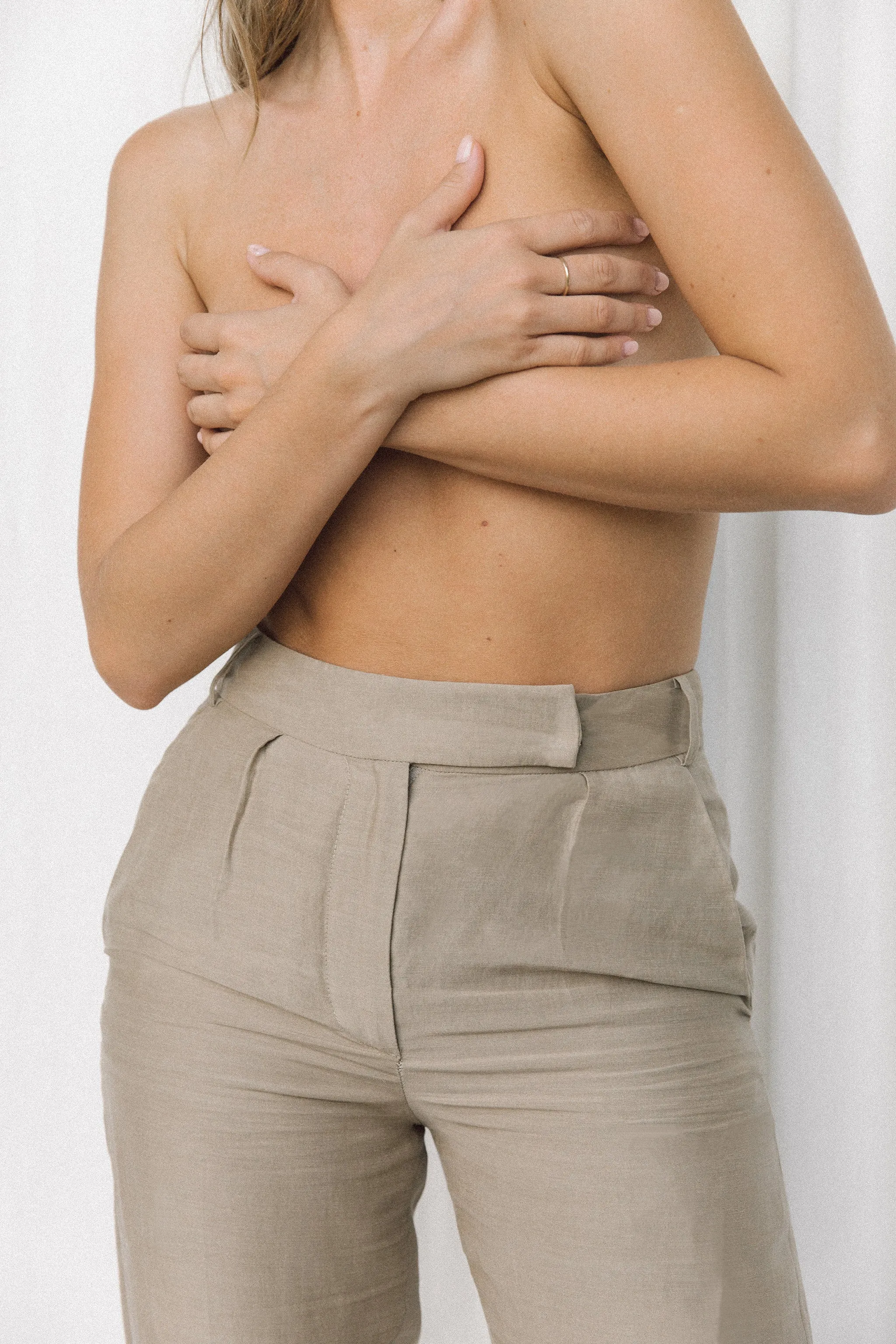 Tailored Linen Trouser in Almond